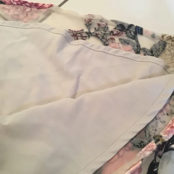 Guess  embroidered  flower dress NWOT​​​ - Picture 6 of 13